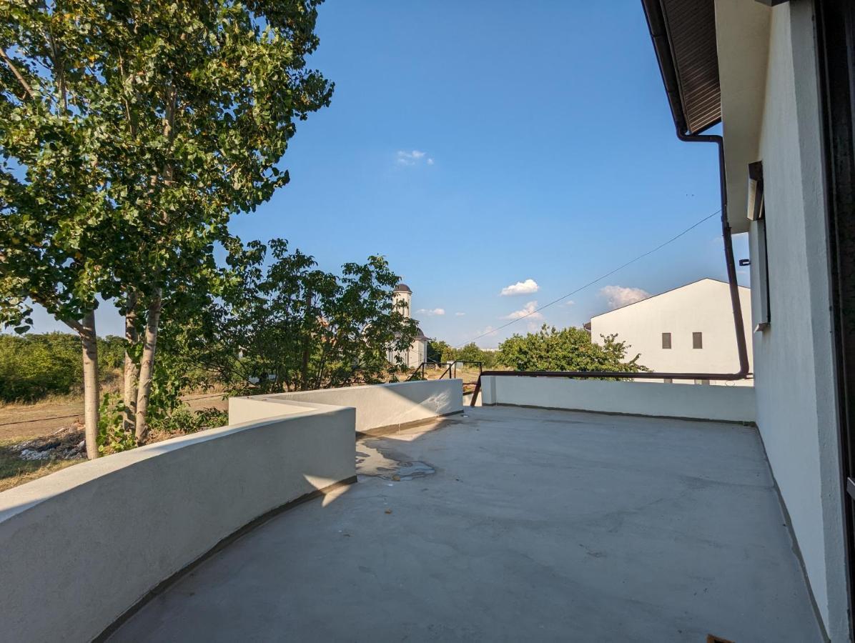 Horizon View Villa - Lakefront Terrace Suite Bucharest Exterior photo